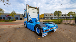 20251019-Tom-Holding-00509